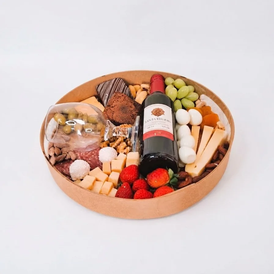 Bandeja em MDF Redonda M com Vinho Frios e Petiscos